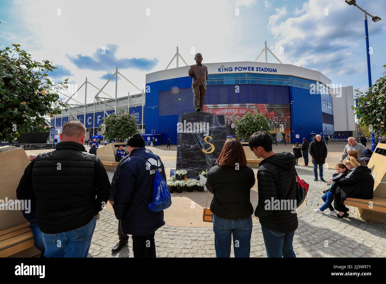 I fan di Leicester City si riuniscono intorno alla statua di Khun Vichai in vista della partita di questo pomeriggio a Leicester, Regno Unito, il 4/10/2022. (Foto di James Heaton/News Images/Sipa USA) Foto Stock