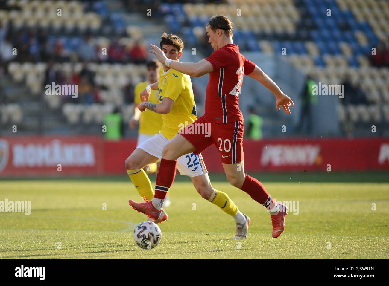 Elias Merkelsen #20 e Andrei anton #22 in gioco amichevole Romania U20 vs Norvegia U20 giocato su 24.03.2022, Stadio Ilie Oana , Ploiesti , Cristi Stavri Foto Stock