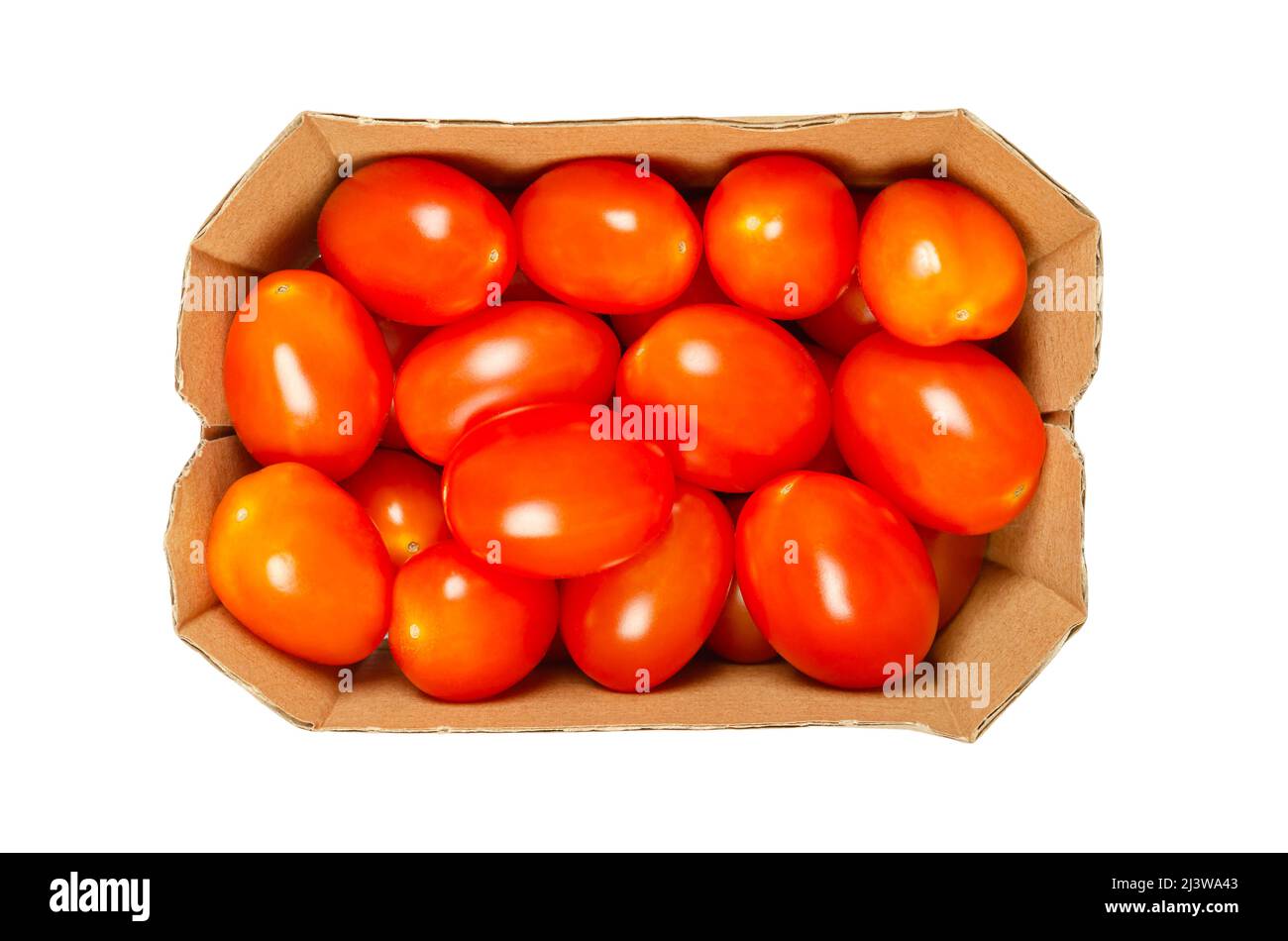 Pomodori d'uva in un vassoio di cartone pomodori da cocktail rossi maturi, piccoli, oblunghi, delle dimensioni di una punta di pollice, a forma di pomodoro di susina, dal gusto dolce. Foto Stock