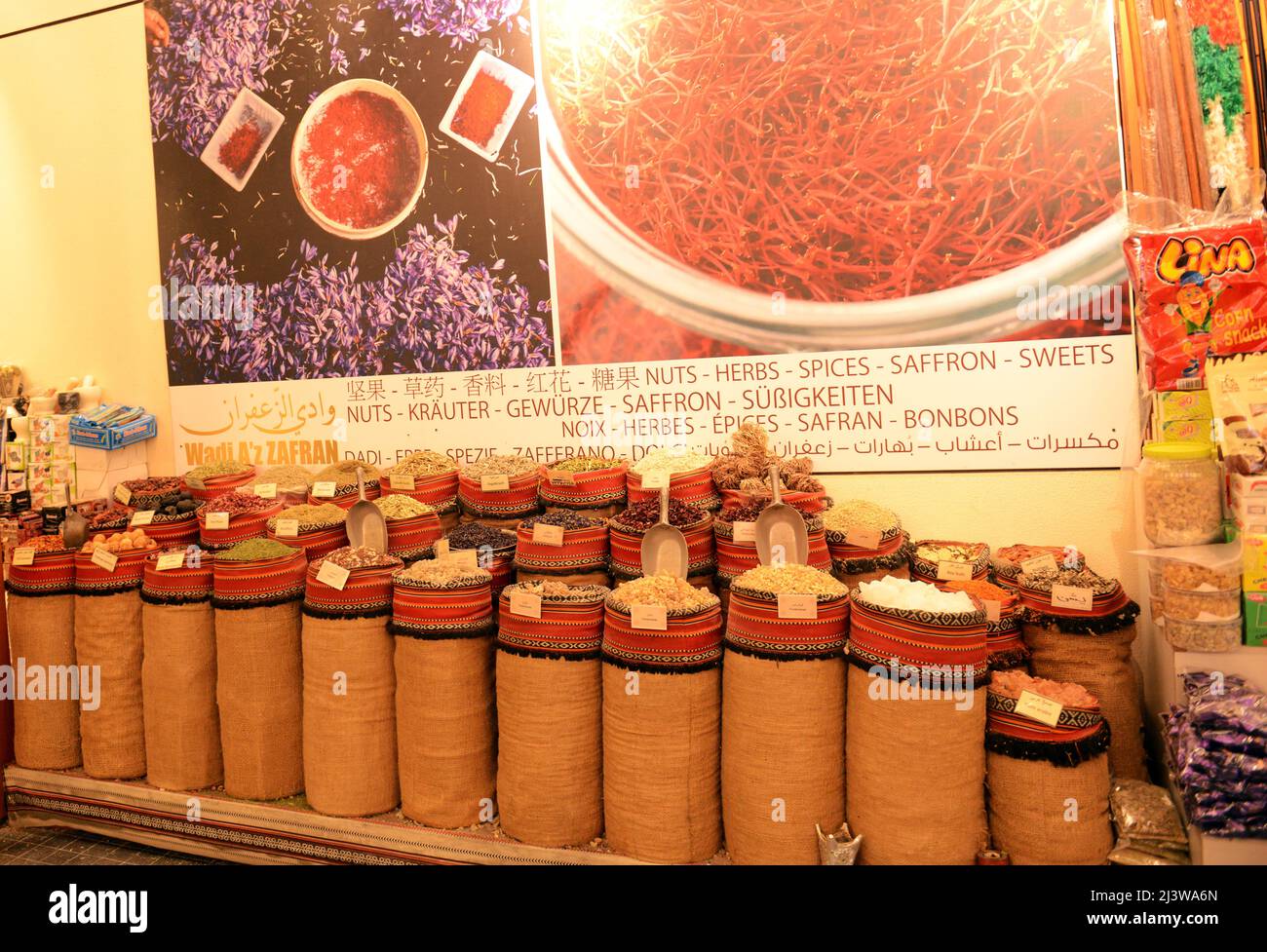 Un souk tradizionale (mercato) in un edificio moderno nel centro di Abu Dhabi, Emirati Arabi Uniti. Foto Stock