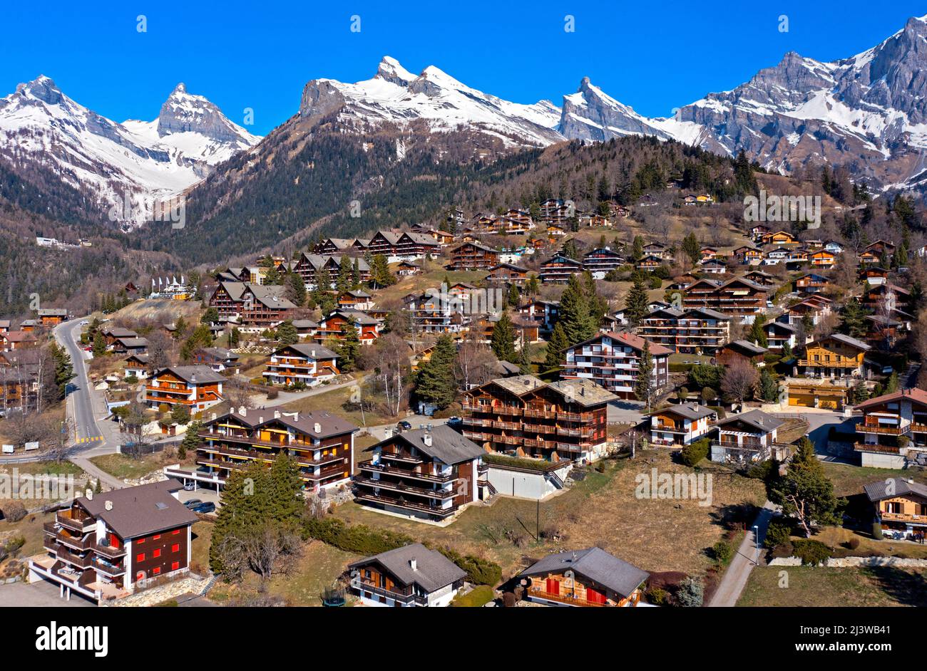 Holiday and Health Resort Ovronnaz ai piedi delle vette innevate delle Alpi, Ovronnaz, Vallese, Svizzera Foto Stock
