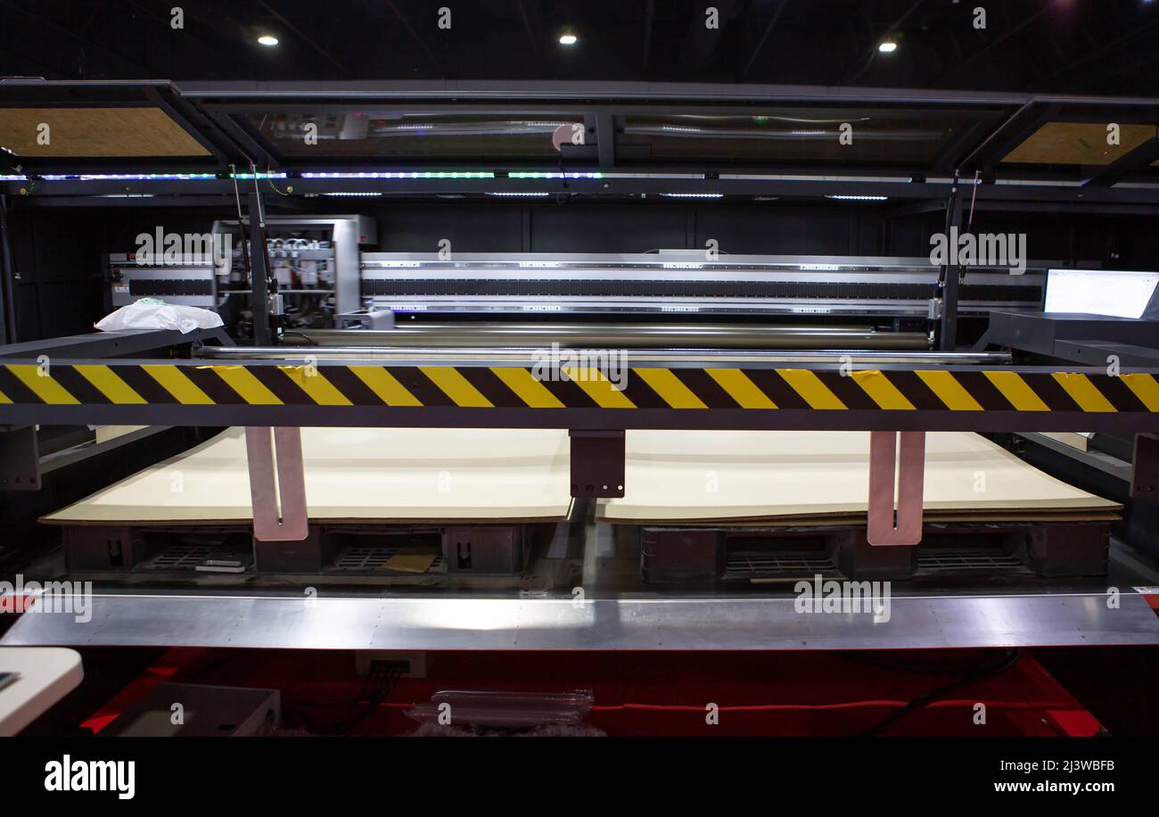 Stampante digitale a getto d'inchiostro in cartone ondulato. Settore della stampa. Foto Stock