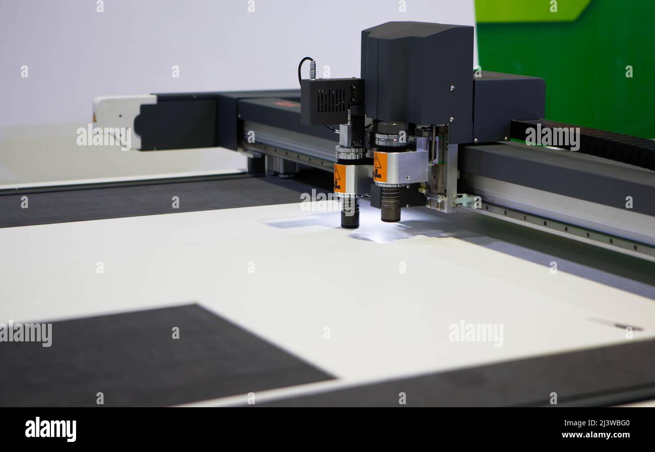 Macchina fustellatrice digitale per il taglio di pannelli flute in PP.  Produzione industriale Foto stock - Alamy