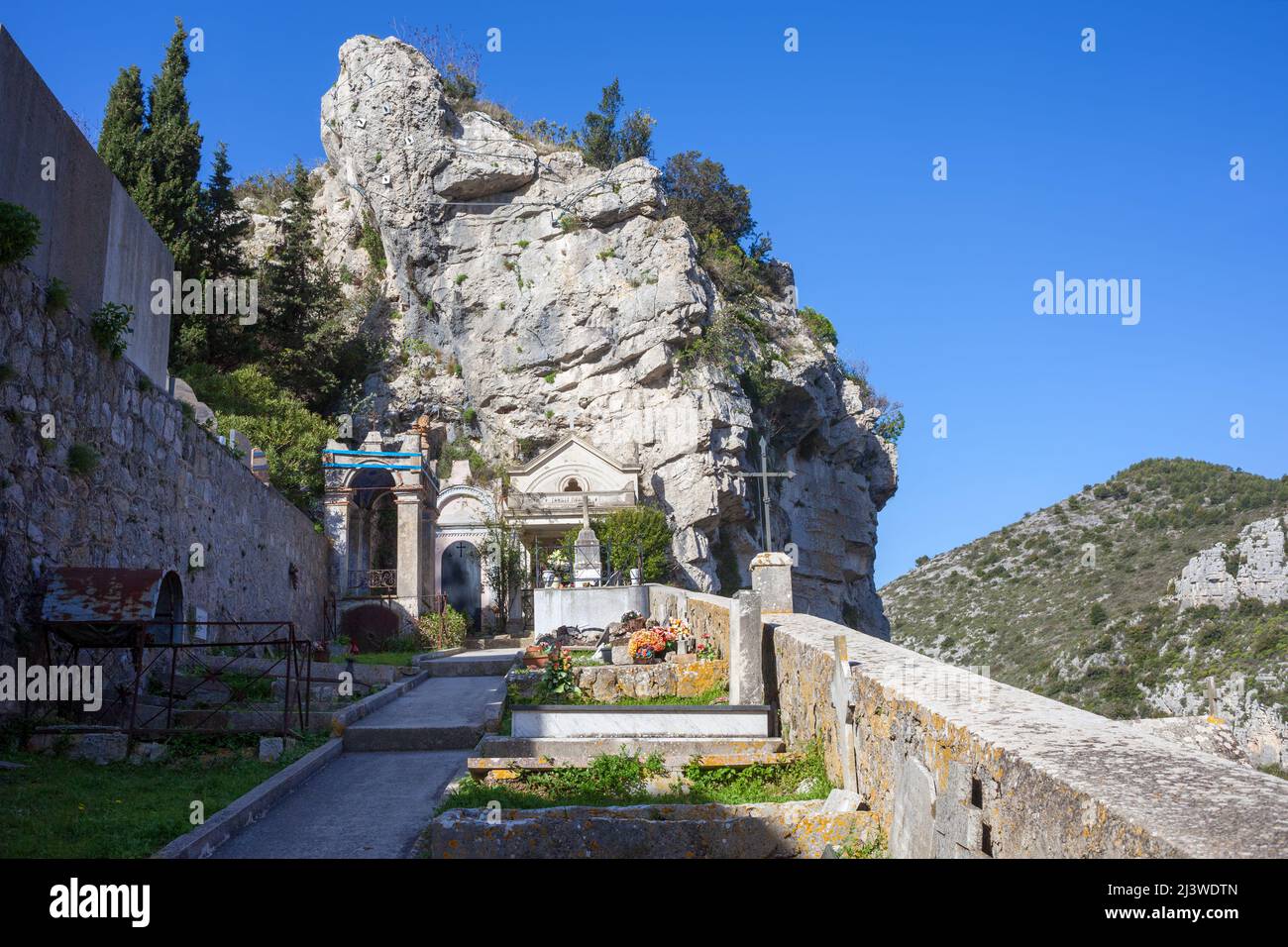 Piccolo cimitero sulla scogliera (Cimetière de Èze) nel borgo medievale di Eze in Francia. Foto Stock