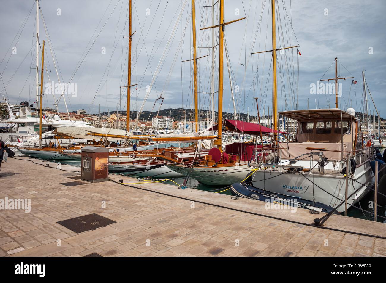 Porto nella città di Cannes in Francia, barche a vela, yacht a IGY Vieux Port de Cannes. Foto Stock