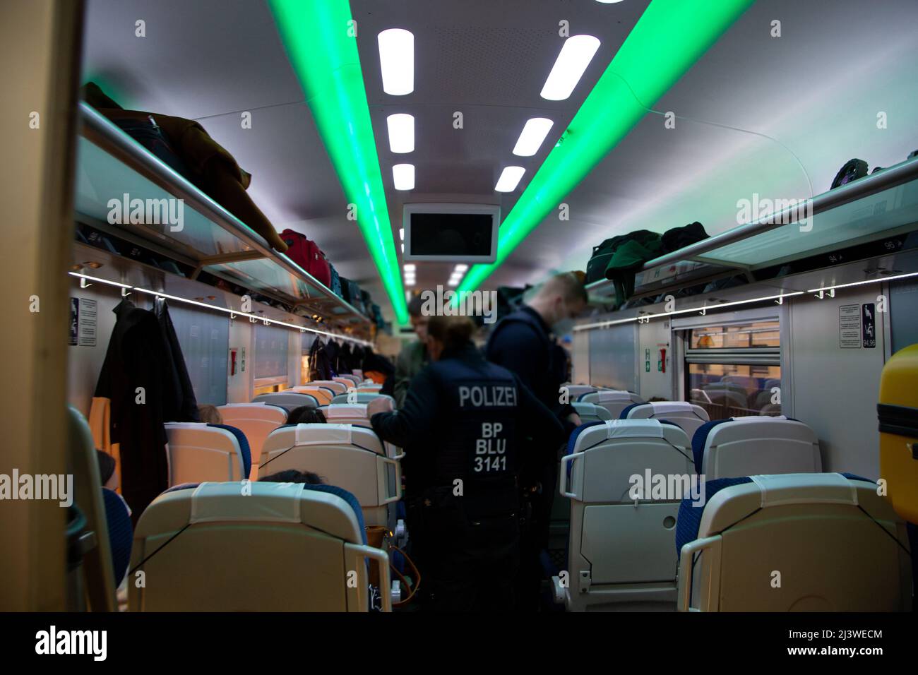 Confine tedesco-polacco: Passa il controllo in un treno di rifugiati con il popolo ucraino Foto Stock