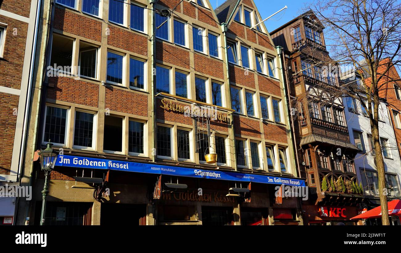 Esterno della leggendaria birreria 'Schumacher Bräu / im Goldenen Kessel' nella città vecchia di Düsseldorf, Germania. Foto Stock