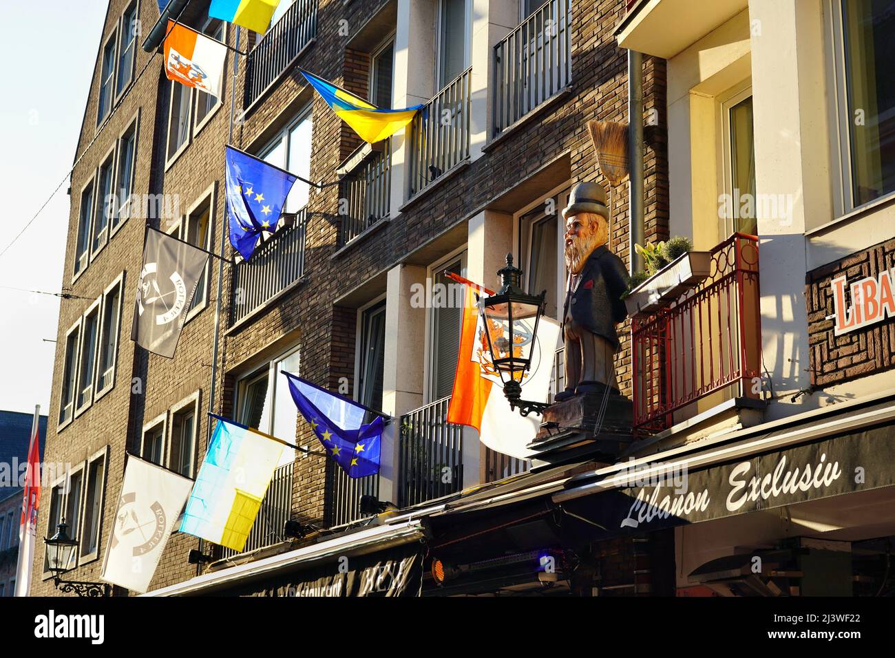 Diverse bandiere locali e internazionali (bandiera UE, bandiera Düsseldorf, bandiera Ucraina) fuori da un ristorante nella città vecchia di Düsseldorf/Germania. Foto Stock