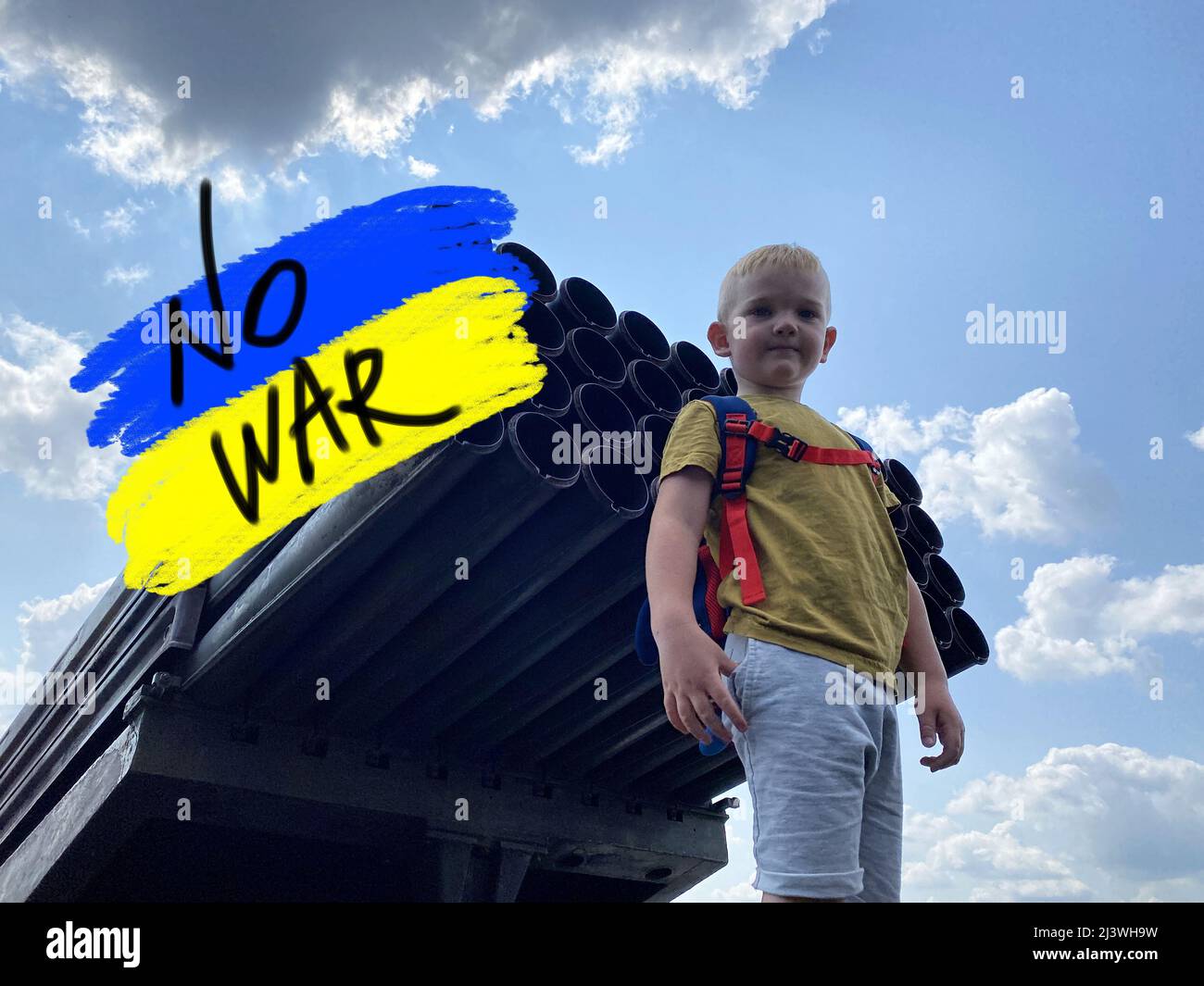 Concetto con testo bambino si trova di fronte a un lanciarazzi, Ucraina Foto Stock