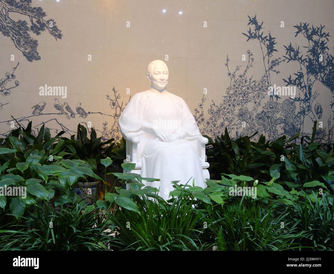 PECHINO, CINA - 10 APRILE 2022 - una statua di Soong Ching Ling nella sua ex residenza a Pechino, Cina, 10 aprile 2022. Foto Stock