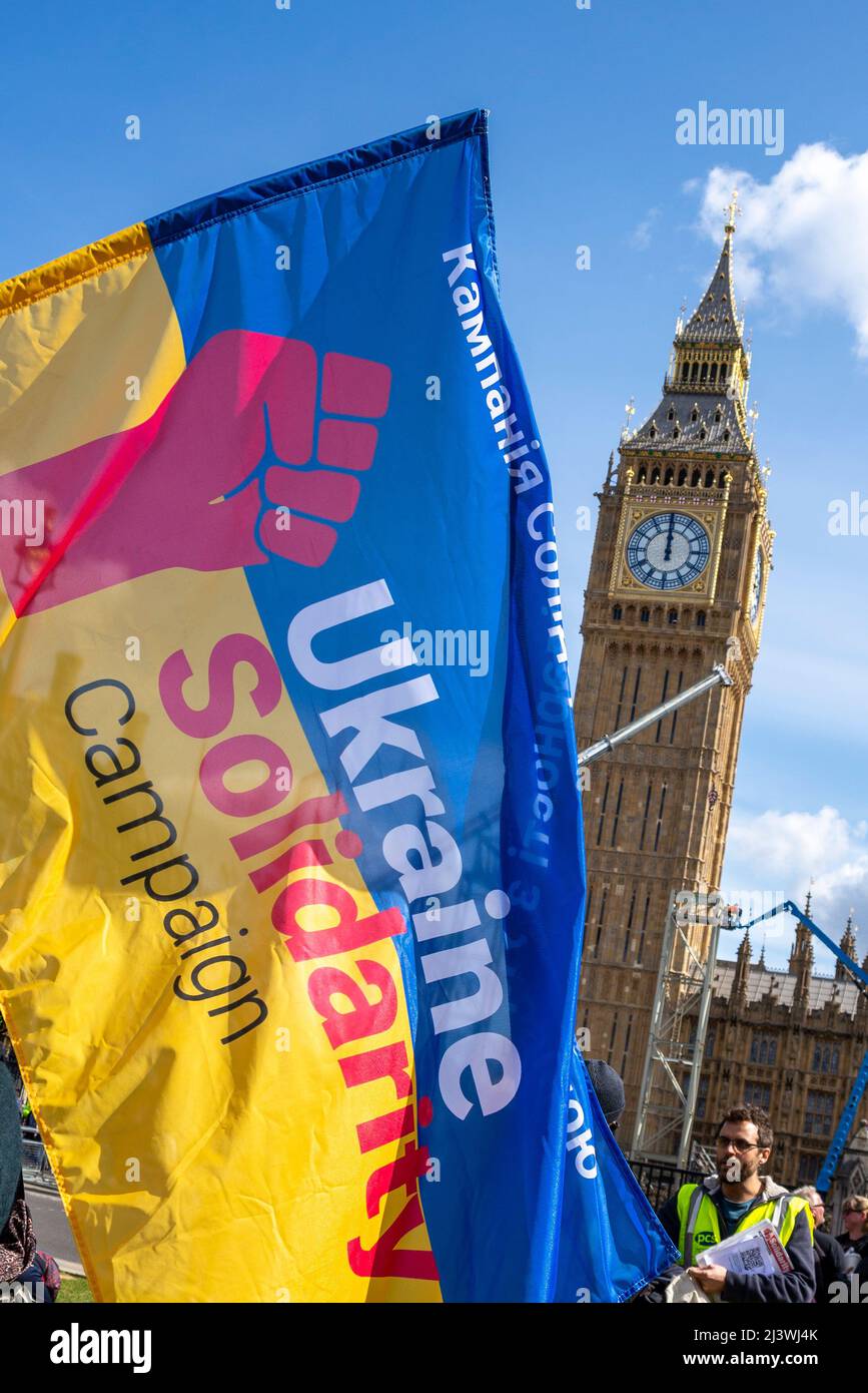 Levarsi in piedi con la protesta Ucraina in Piazza del Parlamento, Westminster, Londra, Regno Unito. Solidarietà con la bandiera Ucraina, di Big ben, Elizabeth Tower of Parliament Foto Stock