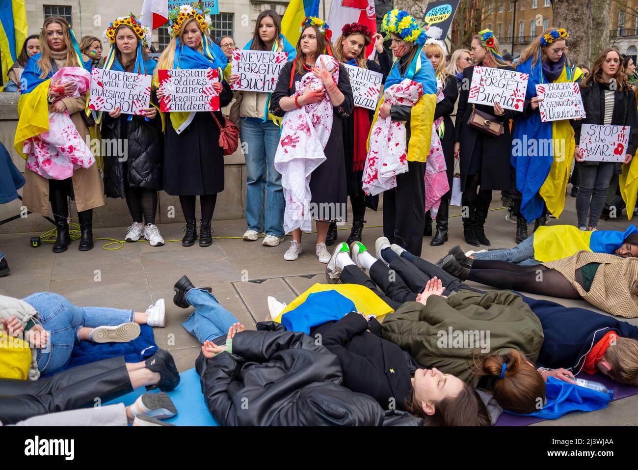 I manifestanti che hanno fatto un moriboire, facendo riferimento ai civili ucraini uccisi in città come Bucha durante la guerra con la Russia. Donne con bambini morti di sangue Foto Stock