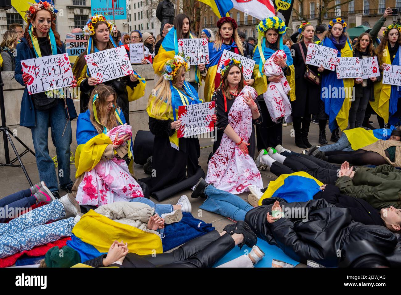 I manifestanti che hanno fatto un moriboire, facendo riferimento ai civili ucraini uccisi in città come Bucha durante la guerra con la Russia. Donne con bambini morti di sangue Foto Stock