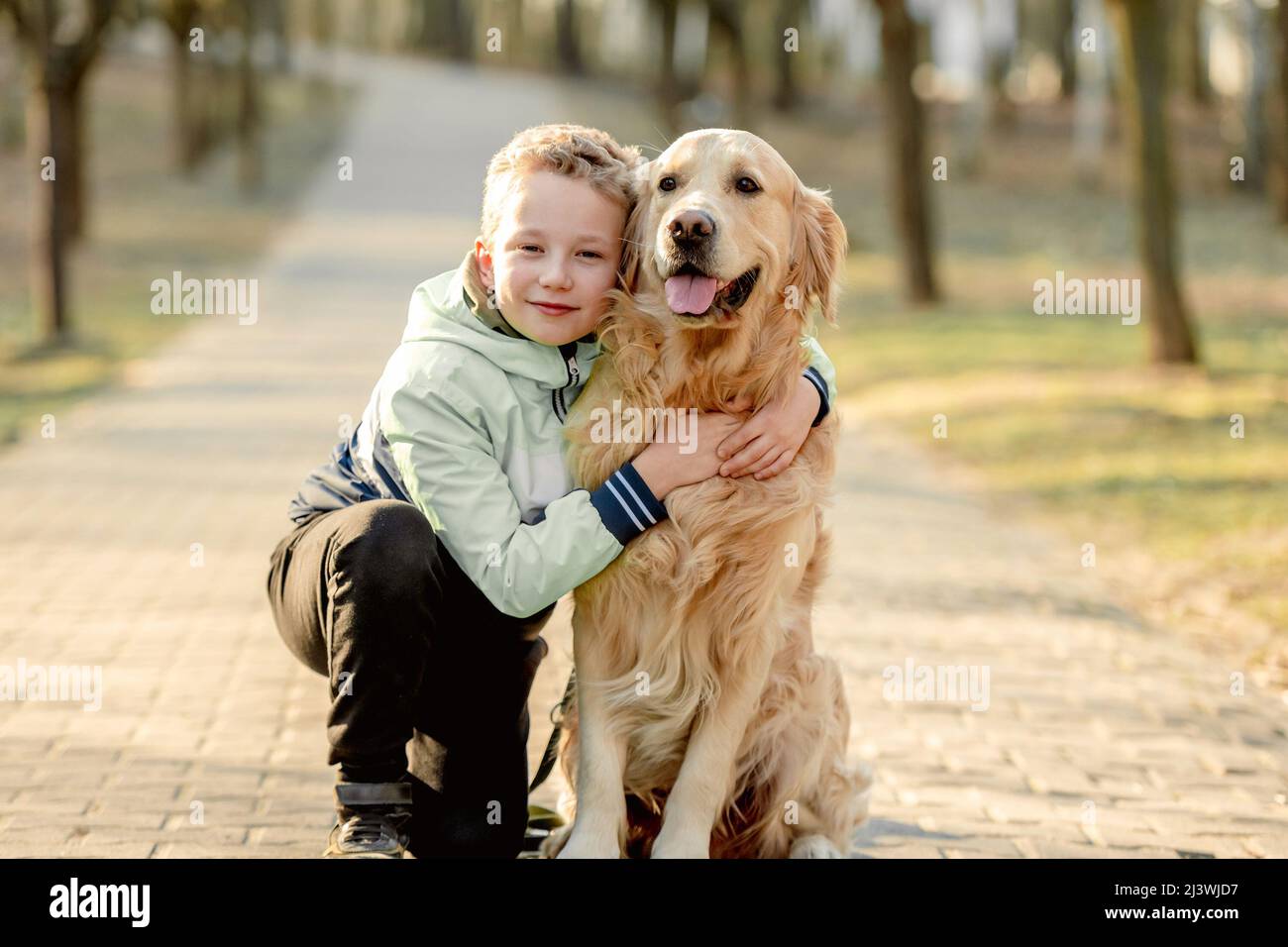 Ragazzo con cane da recupero dorato Foto Stock