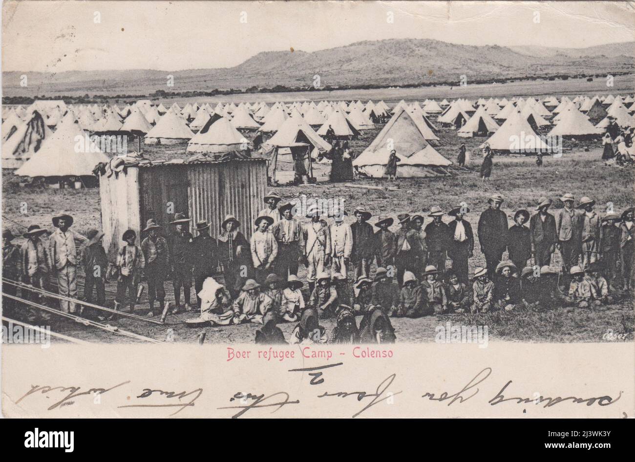 'Campo profughi Boer, Colenso', 1902: Cartolina che mostra un campo di concentramento a Colenso durante la guerra anglo-boer. Le tende a campana si possono vedere sullo sfondo e un gruppo di bambini guarda verso il fotografo in primo piano Foto Stock