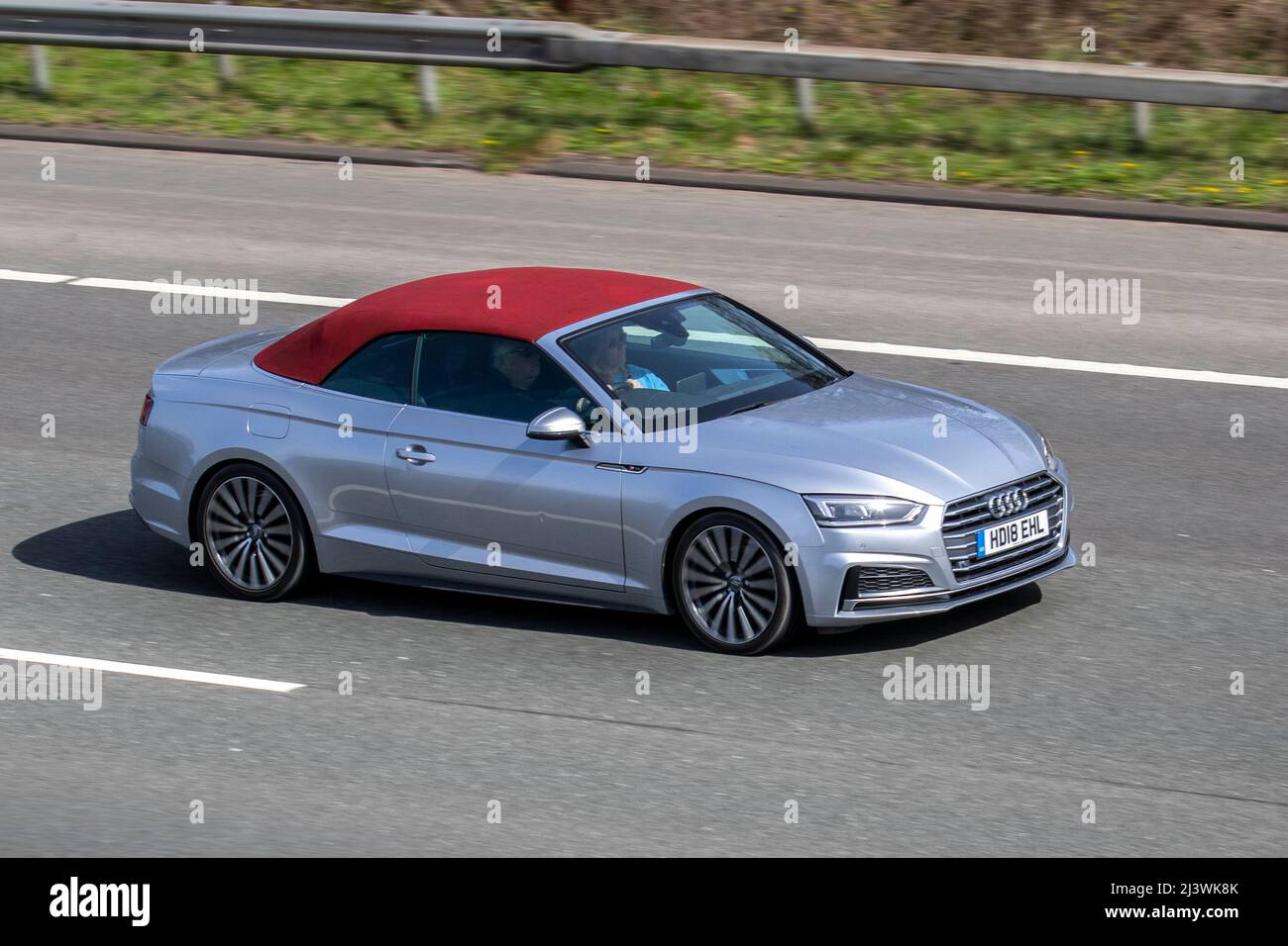 2018 argento Audi A5 1984cc Electric benzina Hybrid 7 velocità automatico convertibile rosso soft-top; 2018 Audi A5 Cabriolet auto guida sulla M61 autostrada UK Foto Stock
