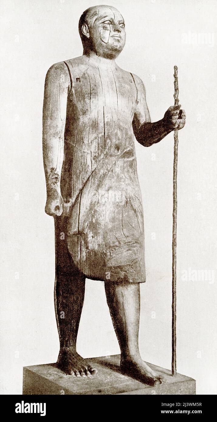La didascalia del 1907 recita: “Antico Regno ufficiale della statua in legno del Museo del Cairo. Il nome “Sheikh-el-Beled” (capo del villaggio) è stato dato alla statua dagli arabi a causa della sua somiglianza ad un esemplare familiare di quel moderno funzionario.” Foto Stock