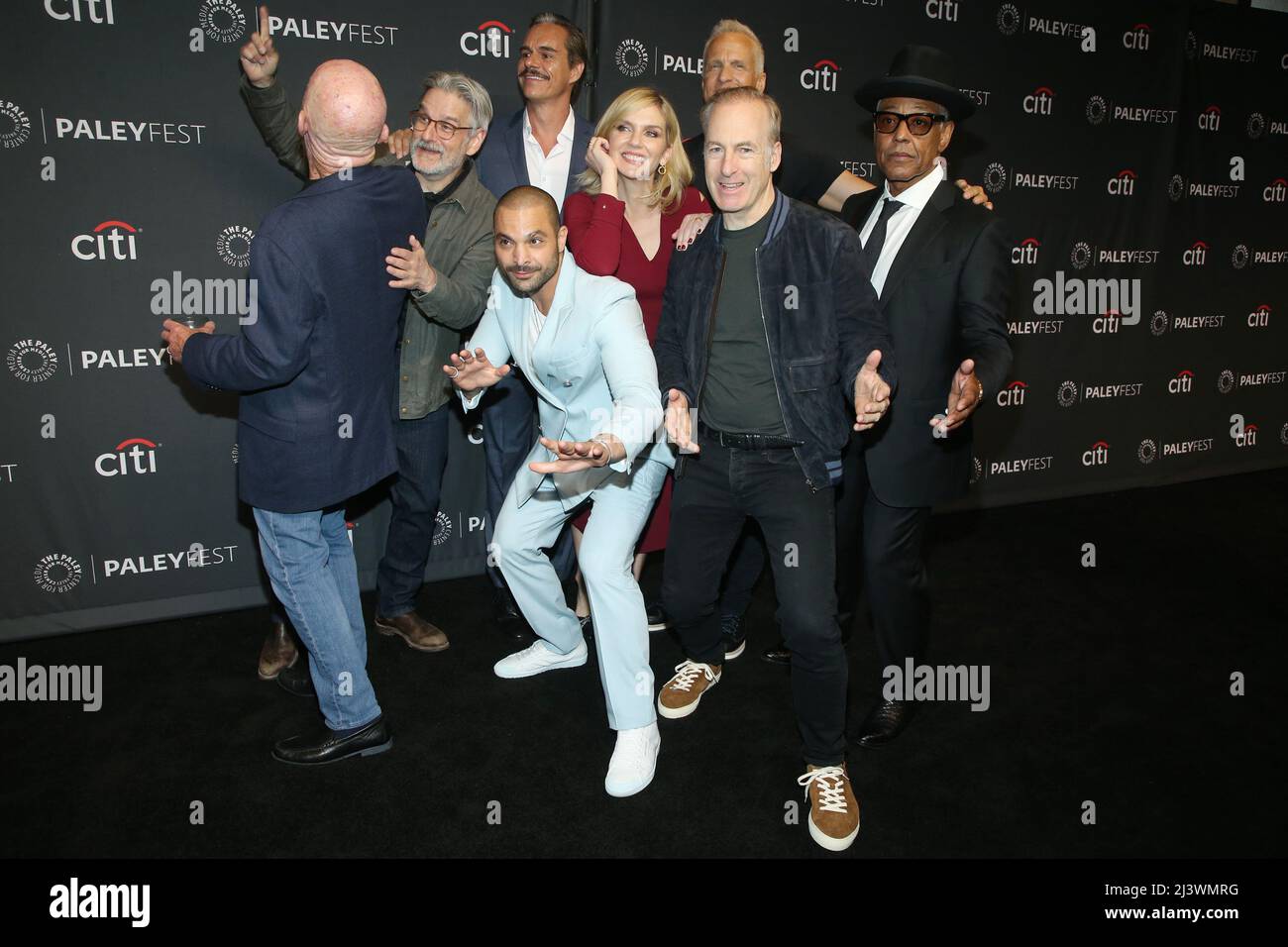 HOLLYWOOD, CA - APRILE 9: Peter Gould, Tony Dalton, Jonathan Banks, Michael Mando, Rhea Seehorn, Bob Odenkirk, Patrick Fabian e Giancarlo Esposito al Better Call Saul Red Carpet durante il PaleyFest la 2022 al Dolby Theatre di Hollywood, California, il 9 aprile 2022. Credito: Faye Sadou/MediaPunch Foto Stock