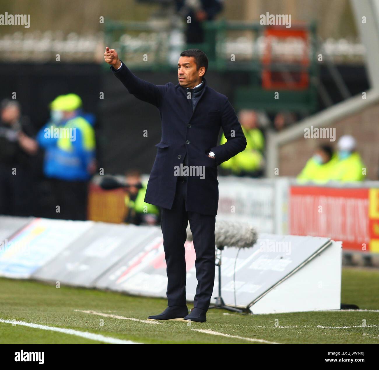 10th aprile 2022, St Mirren Park, Paisley, Renfrewshire, Scozia; Calcio della Premier League scozzese, St Mirren contro Rangers; il manager dei Rangers Giovanni van Bronckhorst fornisce le sue istruzioni collaterali Foto Stock