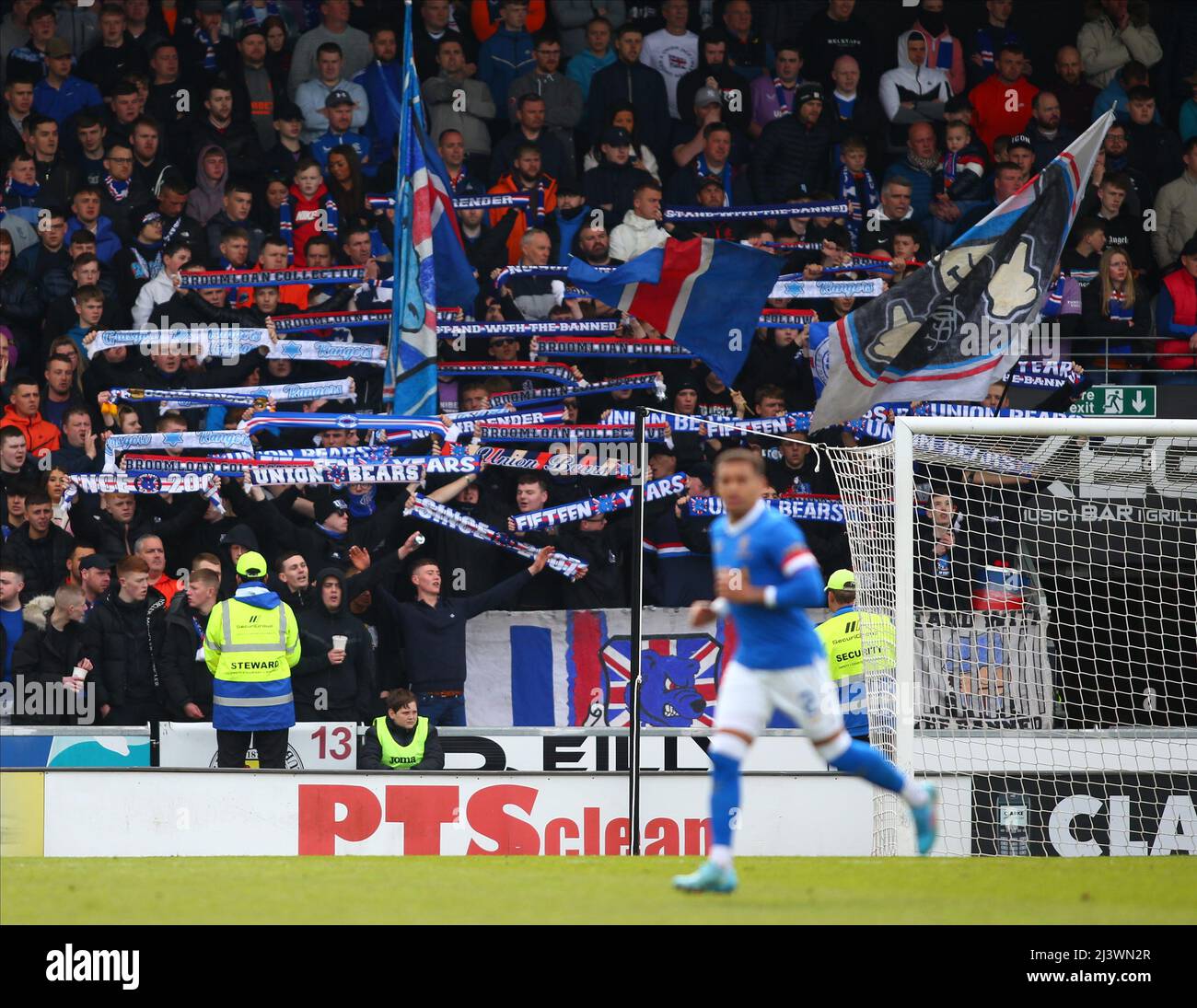 10th aprile 2022, St Mirren Park, Paisley, Renfrewshire, Scozia; Calcio della Premier League scozzese, St Mirren contro Rangers; James Tavernier dei Rangers con i tifosi dei Rangers dietro di lui che sostengono la squadra Foto Stock