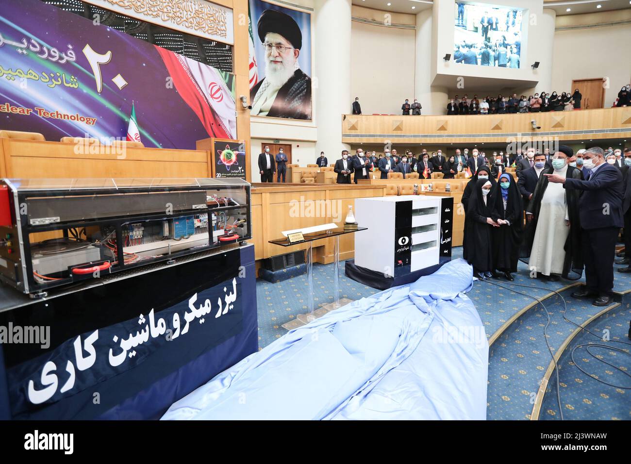 Teheran, Teheran, Iran. 9th Apr 2022. Un'immagine di handout fornita dalla presidenza iraniana mostra che il presidente EBRAHIM RAISI (2nd-R) è stato informato dal capo DELL'Organizzazione per l'energia atomica dell'Iran (AEOI) MOHAMMAD ESLAMI (R) su un dispositivo ''micromacchina laser'' in un evento durante la ''Giornata nazionale della tecnologia nucleare'' 16th nella capitale Teheran il 9 aprile, 2022. Raisi ha affermato che i progressi compiuti dal paese in materia di tecnologia nucleare 'pacifica? Sono in buoni progressi. (Credit Image: © Iranian Presidency via ZUMA Press Wire) Foto Stock