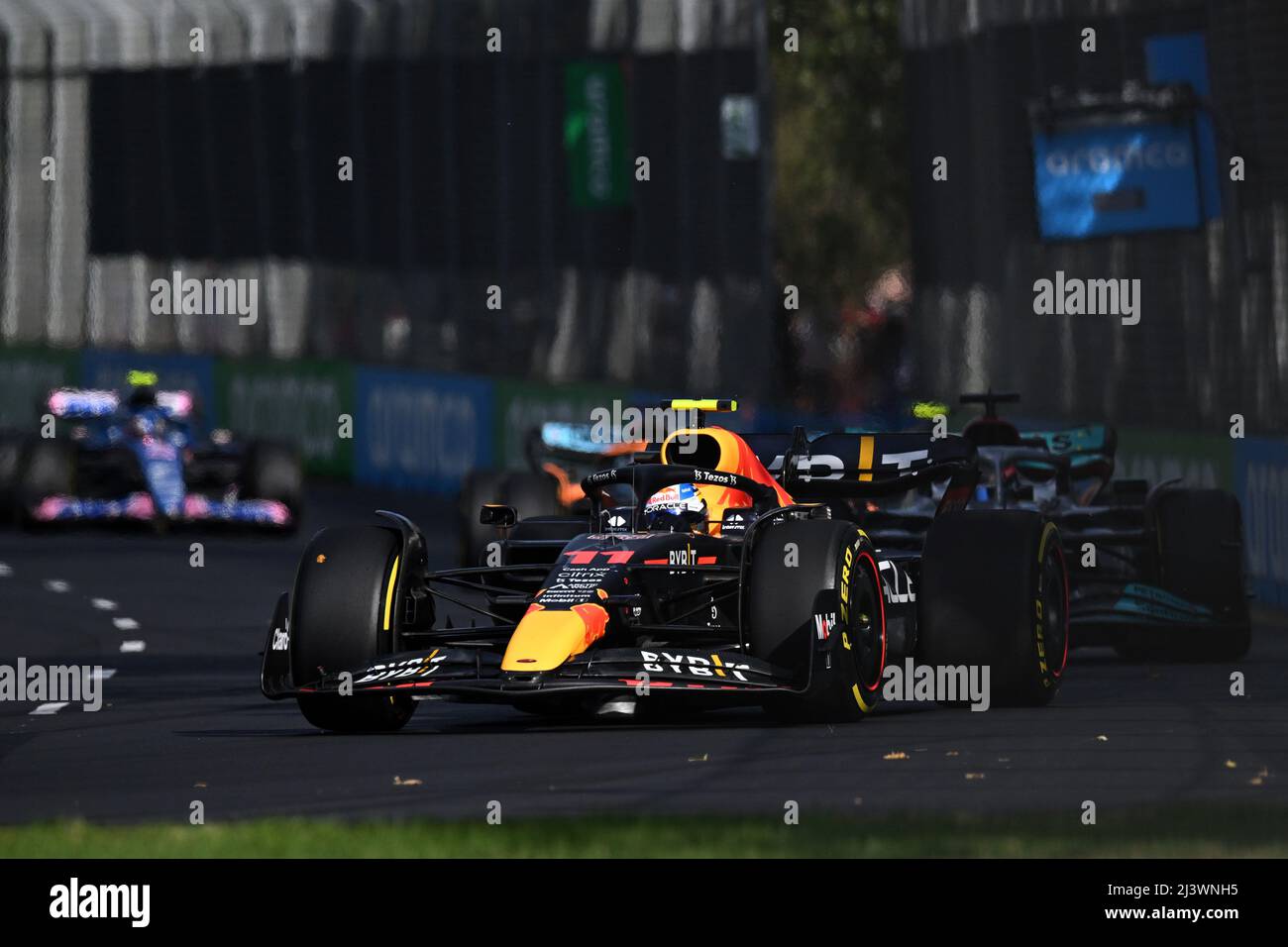 Albert Park, Melbourne, Australia. 10th Apr 2022. FIA Formula 1 Australian Grand Prix, Race Day: Sergio Perez del Messico guida il numero 11 di Oracle Red Bull Racing RB18 durante il Gran Premio d'Australia Credit: Action Plus Sports/Alamy Live News Foto Stock