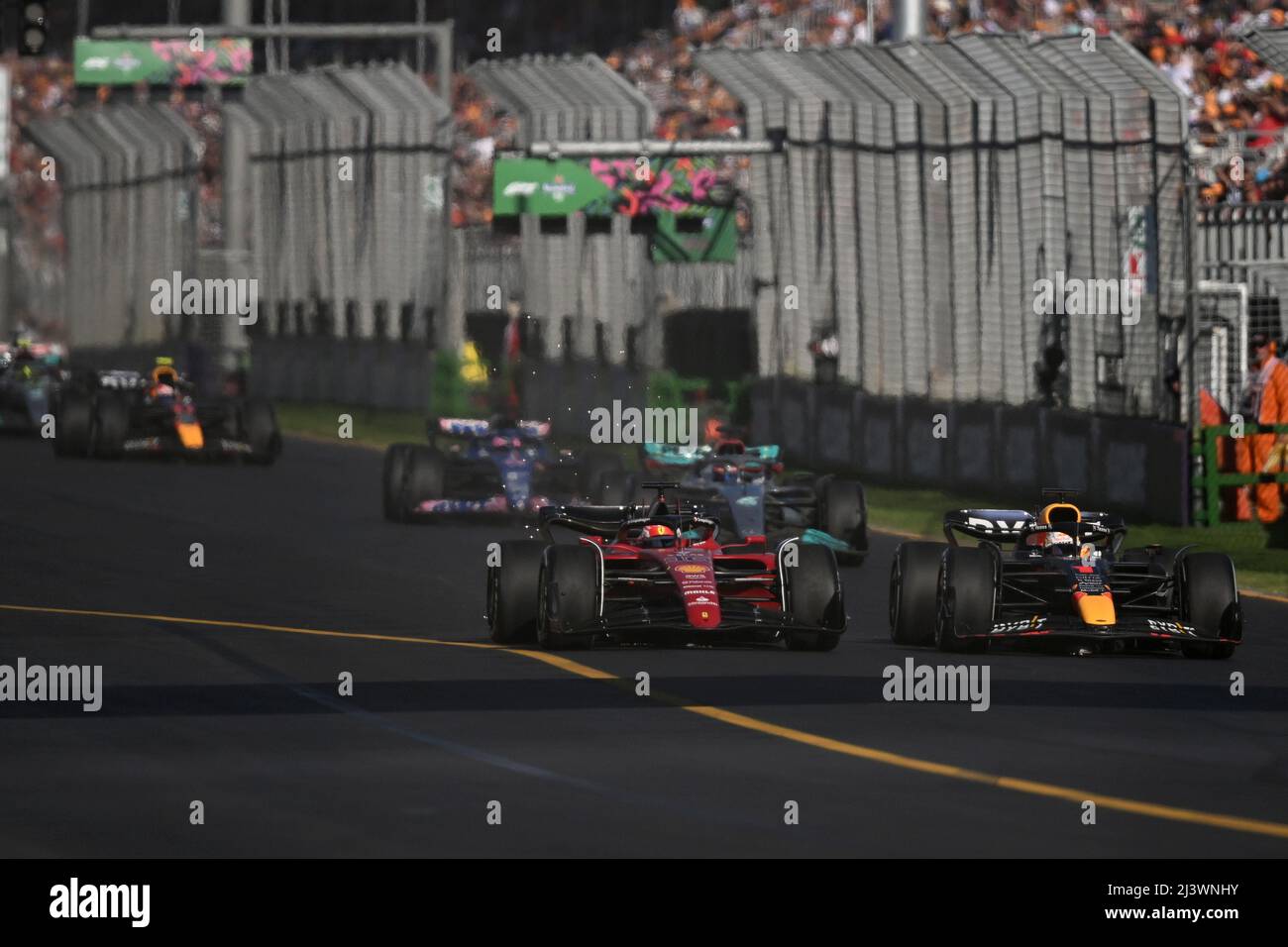 Albert Park, Melbourne, Australia. 10th Apr 2022. FIA Formula 1 Gran Premio d'Australia, Race Day: Charles Leclerc di Monaco e Ferrari e Max Verstappen dei Paesi Bassi e Red Bull Racing gareggiano per la leadership dopo una safety car durante il Gran Premio d'Australia Credit: Action Plus Sports/Alamy Live News Foto Stock