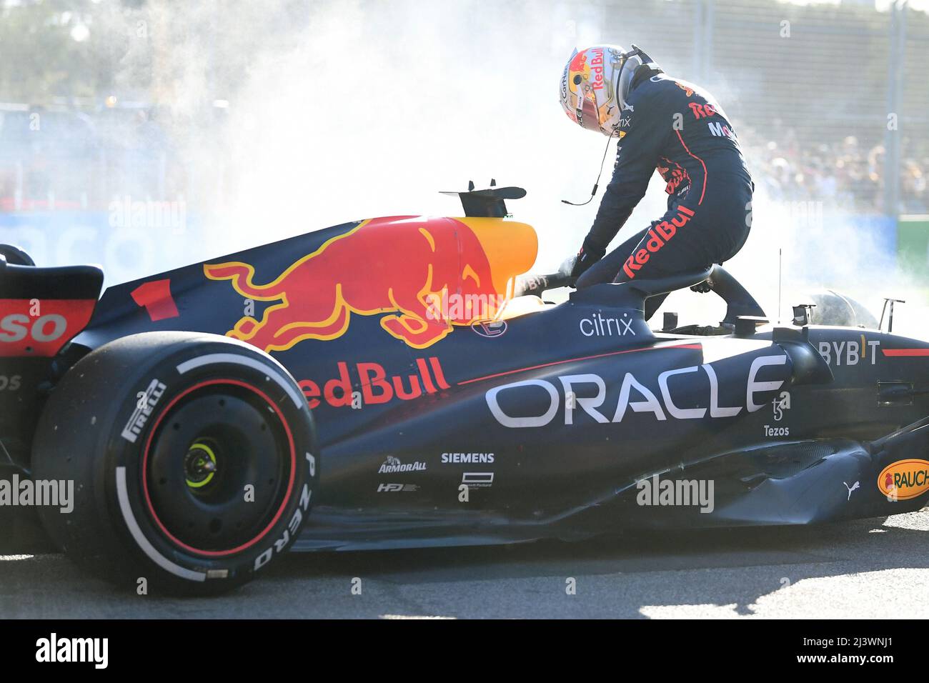 Albert Park, Melbourne, Australia. 10th Apr 2022. FIA Formula 1 Australian Grand Prix, Race Day: Max Verstappen dei Paesi Bassi e Red Bull Racing reagisce a un guasto della vettura durante il Gran Premio d'Australia Credit: Action Plus Sports/Alamy Live News Foto Stock