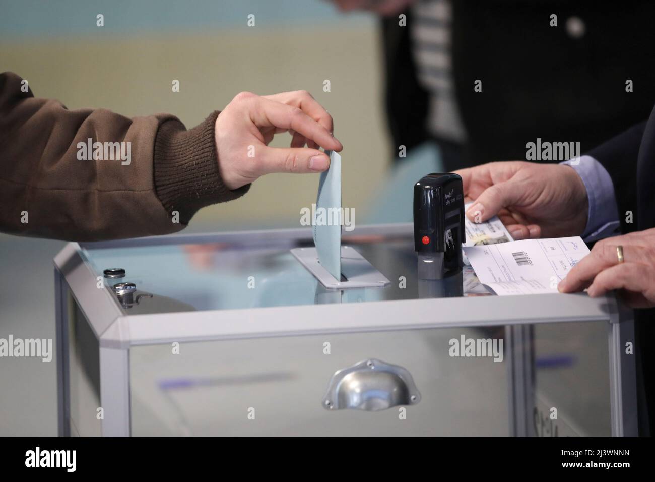 Henin Beaumont. 10th Apr 2022. Un cittadino lancia lo scrutinio in un seggio elettorale a Henin-Beaumont, Francia settentrionale, il 10 aprile 2022. Il voto per le elezioni presidenziali francesi del 2022 è iniziato alle 8:00 ora locale (0600 GMT) di domenica in Francia metropolitana. Credit: Sebastien Courdji/Xinhua/Alamy Live News Foto Stock