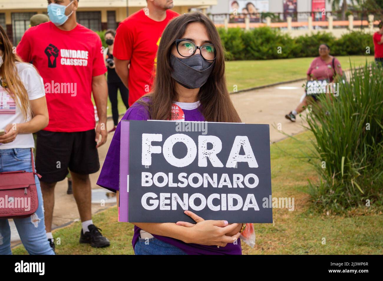 Goiânia, Goias, Brasile – 09 aprile 2022: Una donna con un segno con il testo: Bolsonaro fuori. Foto scattata durante una protesta contro il Presidente Bolsonaro. Foto Stock