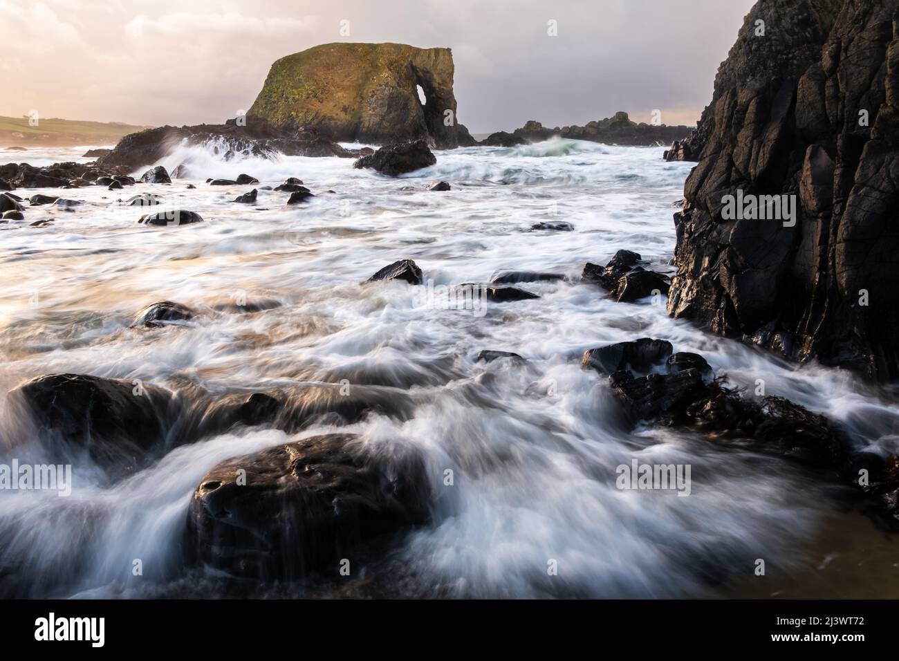 Roccia a forma di elefante tra Ballintoy e White Park Bay sulla costa settentrionale di Antrim, Irlanda del Nord. Mare / paesaggio. Foto Stock