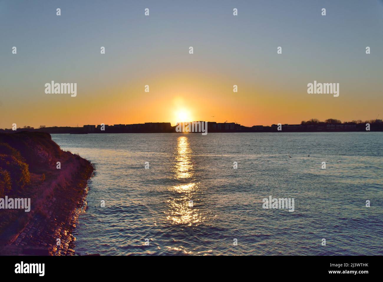 Alba con un sentiero scintillante sul Tamigi in una luminosa mattinata primaverile Foto Stock