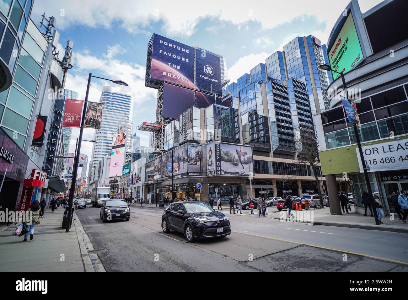 toronto yonge street esposto a sud vicino dundas street durante un giorno di fine settimana Foto Stock