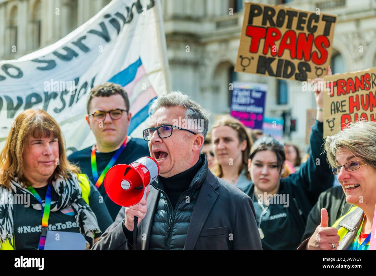 Londra, Regno Unito. 10th Apr 2022. Tra i relatori vi sono Iain Andersrson, che fino alla scorsa settimana (ha dimesso) il governo nominato LGBT Business Champion - i manifestanti si riuniscono al di fuori di Downing Street per protestare contro la decisione del governo di non vietare la cosiddetta terapia di conversione per i trans. Credit: Guy Bell/Alamy Live News Foto Stock