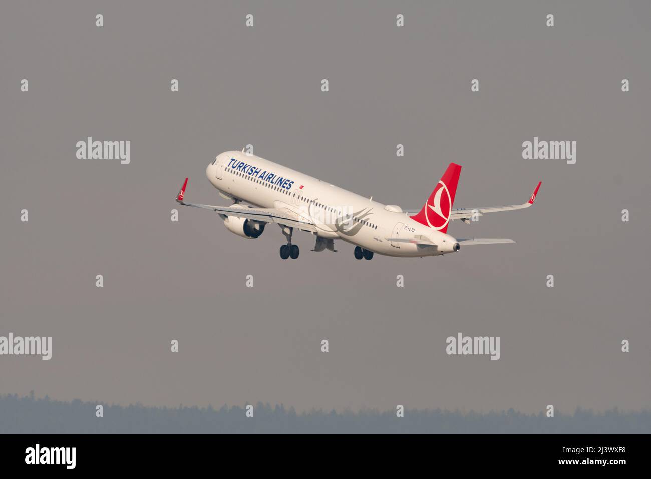 Zurigo, Svizzera, 2 marzo 2022 l'aereo Turkish Airlines Airbus A321-271N decolla dall'aeroporto internazionale Foto Stock