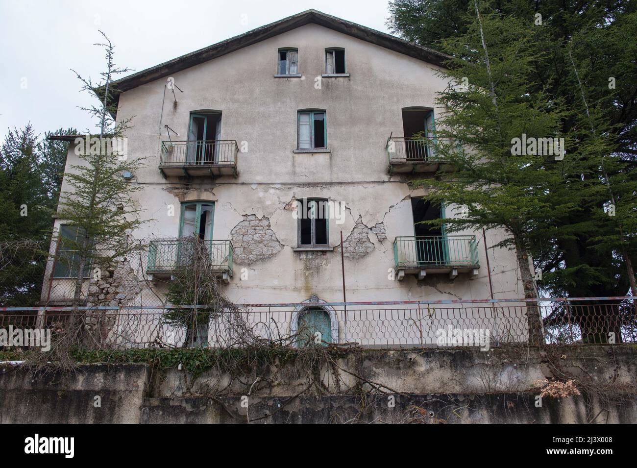 Sant'Angelo dei Lombardi, Avellino, Italia 11/02/2015: Abbandonata la sede di Carabinieri dopo il terremoto del 1980s. ©Andrea Sabbadini Foto Stock