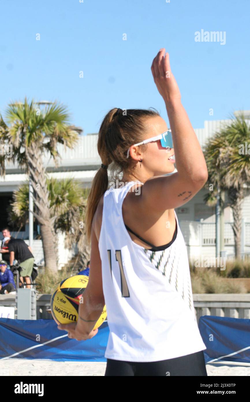 NCAA Women's Beach Volleyball 2022 UAB da marzo a maggio. Torneo della University of Alabama di Birmingham a Gulf Shores, Alabama, USA. Foto Stock