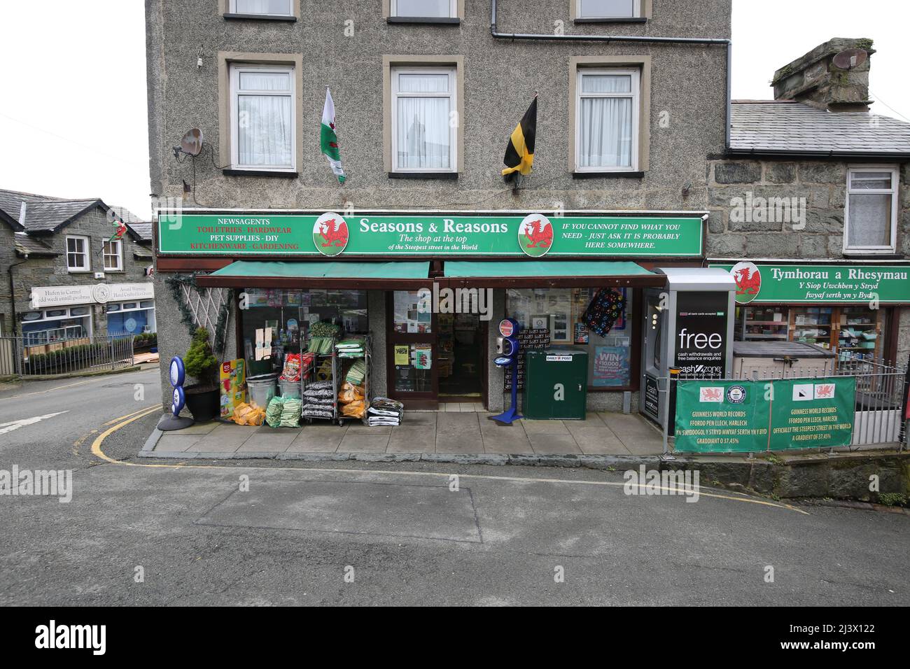 Harlech, Gwynedd, Galles del Nord, Galles, Regno Unito, Ffordd Pen Llech, ora seconda strada più ripida del mondo. Ffordd Pen Llech è una strada pubblica nella città di Harlech che si trova all'interno del Parco Nazionale di Snowdonia, nel Galles del Nord. Una volta era considerata la strada più ripida del mondo, anche se quel titolo tornò al precedente titolare Baldwin Street in Nuova Zelanda il 8 aprile 2020 Foto Stock