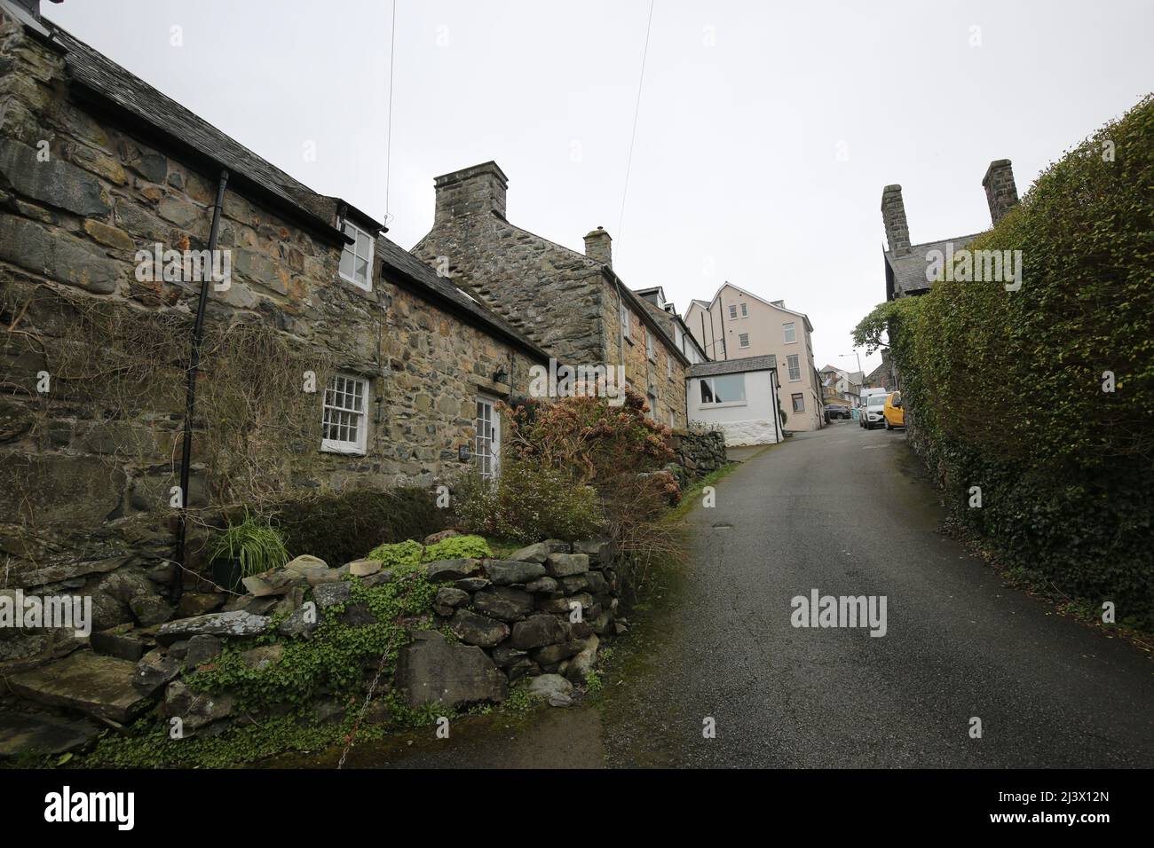 Harlech, Gwynedd, Galles del Nord, Galles, Regno Unito, Ffordd Pen Llech, ora seconda strada più ripida del mondo. Ffordd Pen Llech è una strada pubblica nella città di Harlech che si trova all'interno del Parco Nazionale di Snowdonia, nel Galles del Nord. Una volta era considerata la strada più ripida del mondo, anche se quel titolo tornò al precedente titolare Baldwin Street in Nuova Zelanda il 8 aprile 2020 Foto Stock