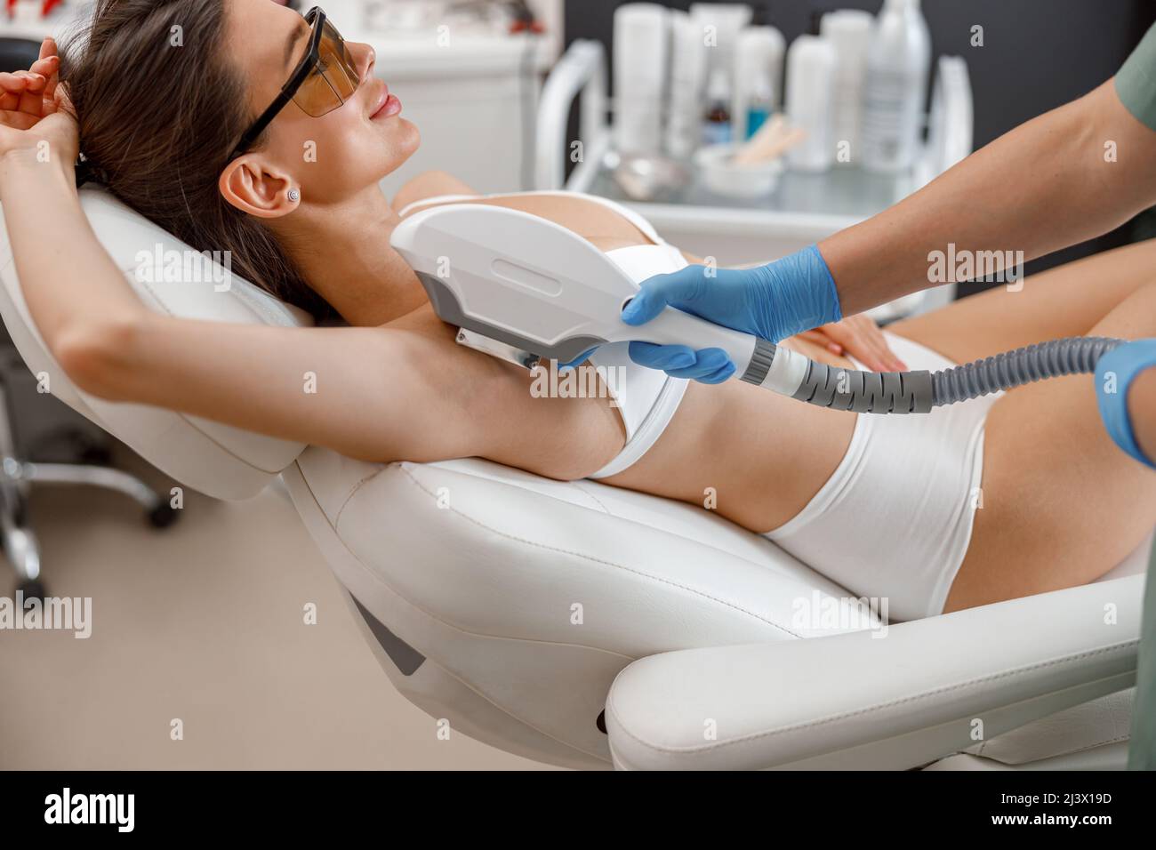 Procedura di rimozione del laser dei capelli dell'ascella con la macchina di ipl in un salone di bellezza Foto Stock