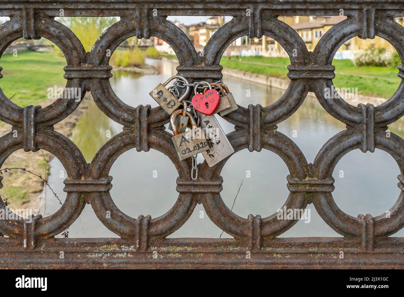 Lucchetti con promesse d'amore sulla ringhiera del ponte Verdi, Parma, Italia Foto Stock
