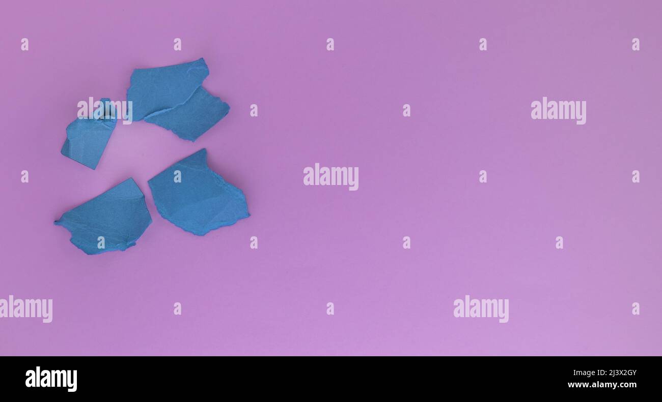 Un mazzo di palle di carta viola grattata su sfondo rosa. Il concetto di minimalismo, una copia dello spazio a destra. Foto Stock
