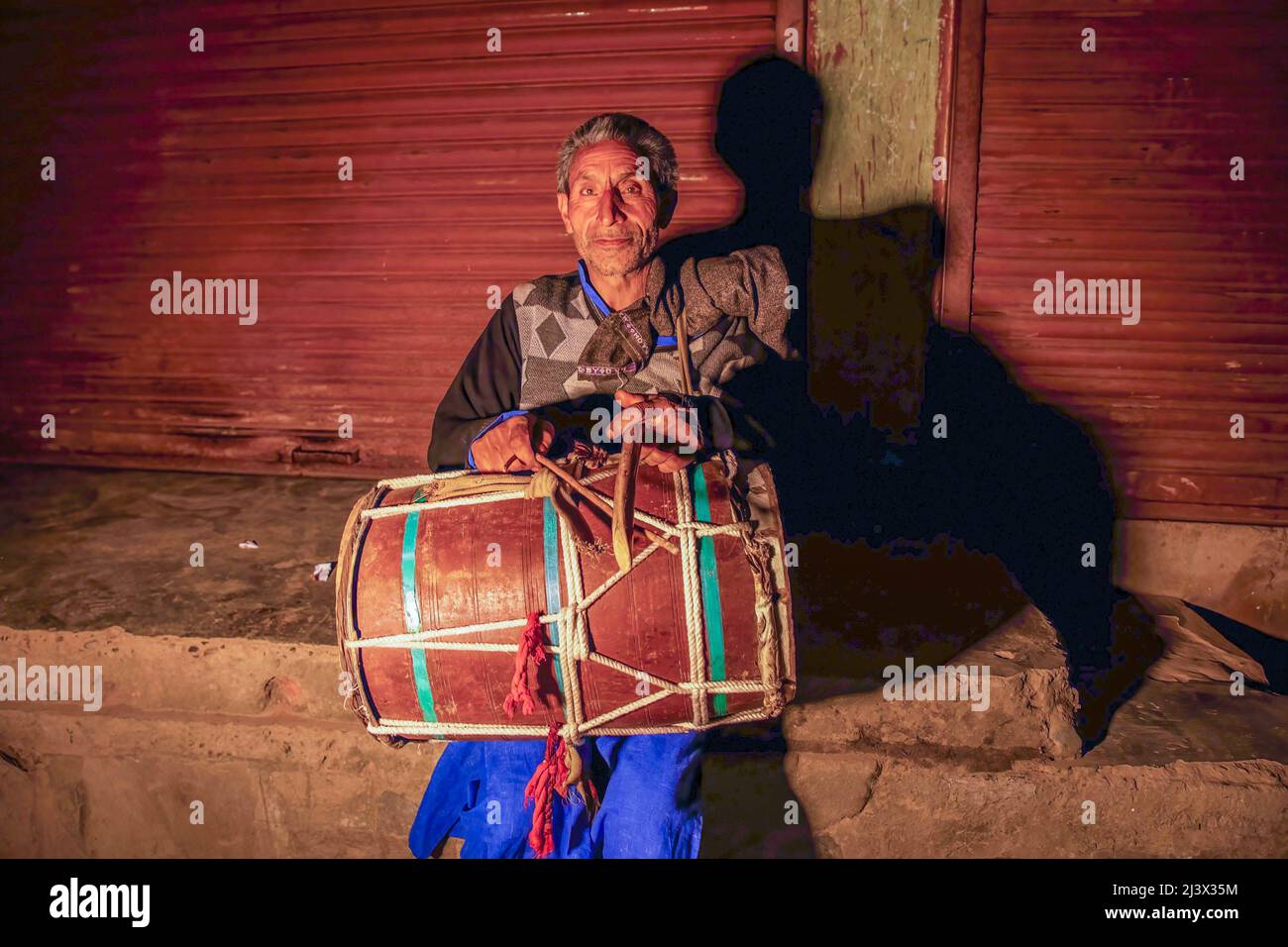Ali Mohammad 55, un batterista di Kashmiri Ramadan o un allarme umano localmente noto come “Sahar Khan”, scopa il tamburo mentre cammina attraverso i vicoli bui nella periferia di Srinagar Kashmir (che ritiene sia un lavoro di corsa a causa della violenza in corso e di decenni di conflitto nella regione contesa), Allertando i residenti musulmani di svegliarsi per i pasti prima dell’alba (Sehri) prima dell’inizio del digiuno del giorno seguente durante il mese santo del Ramadan. (Foto di Faisal Bashir / SOPA Images/Sipa USA) Foto Stock
