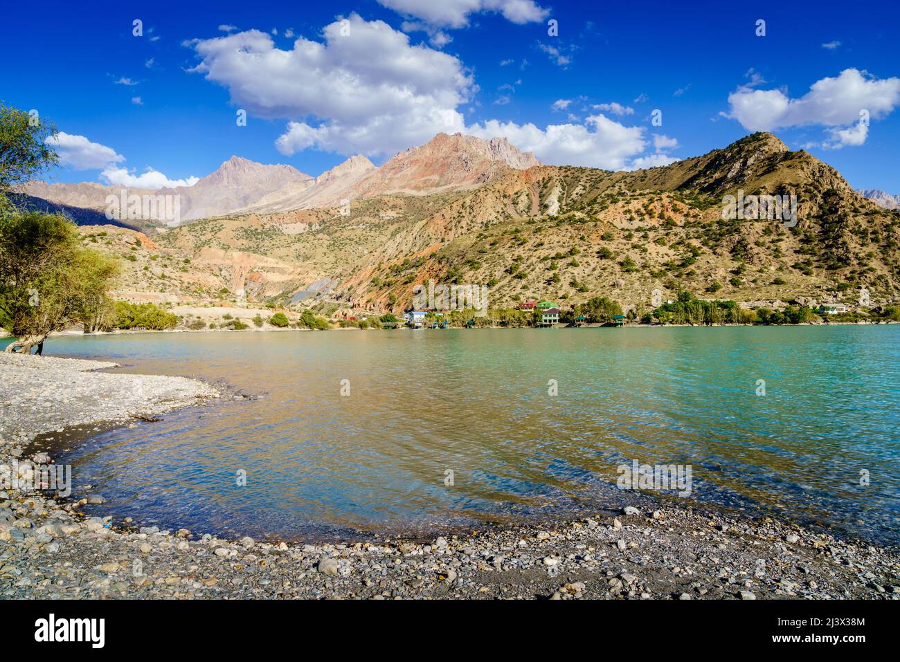 Vista panoramica di Iskanderkul - un lago alpino nelle montagne del Tagikistan Foto Stock