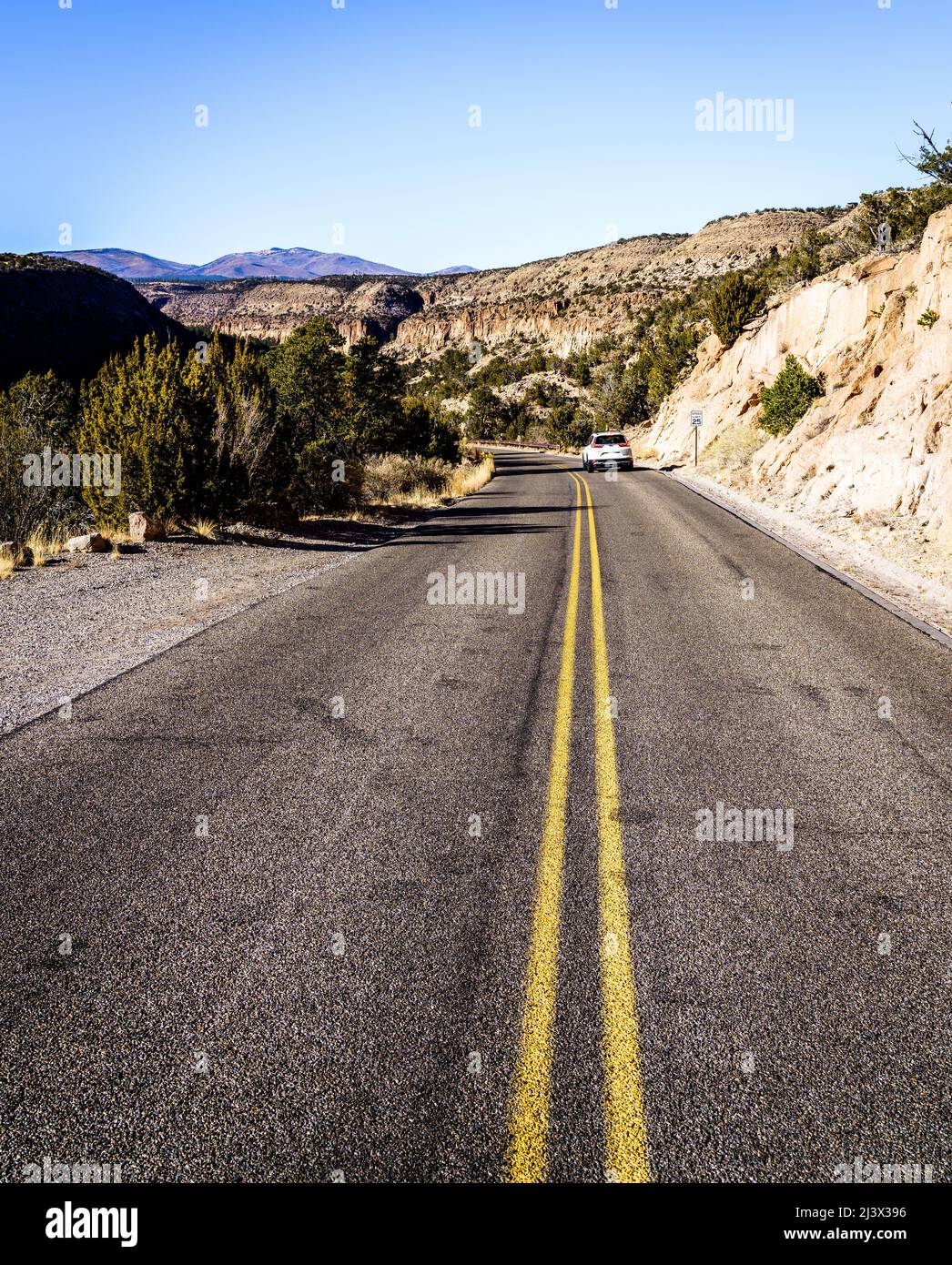 Attraversa il Frijoles Canyon nel Bandelier National Monument, New Mexico Foto Stock