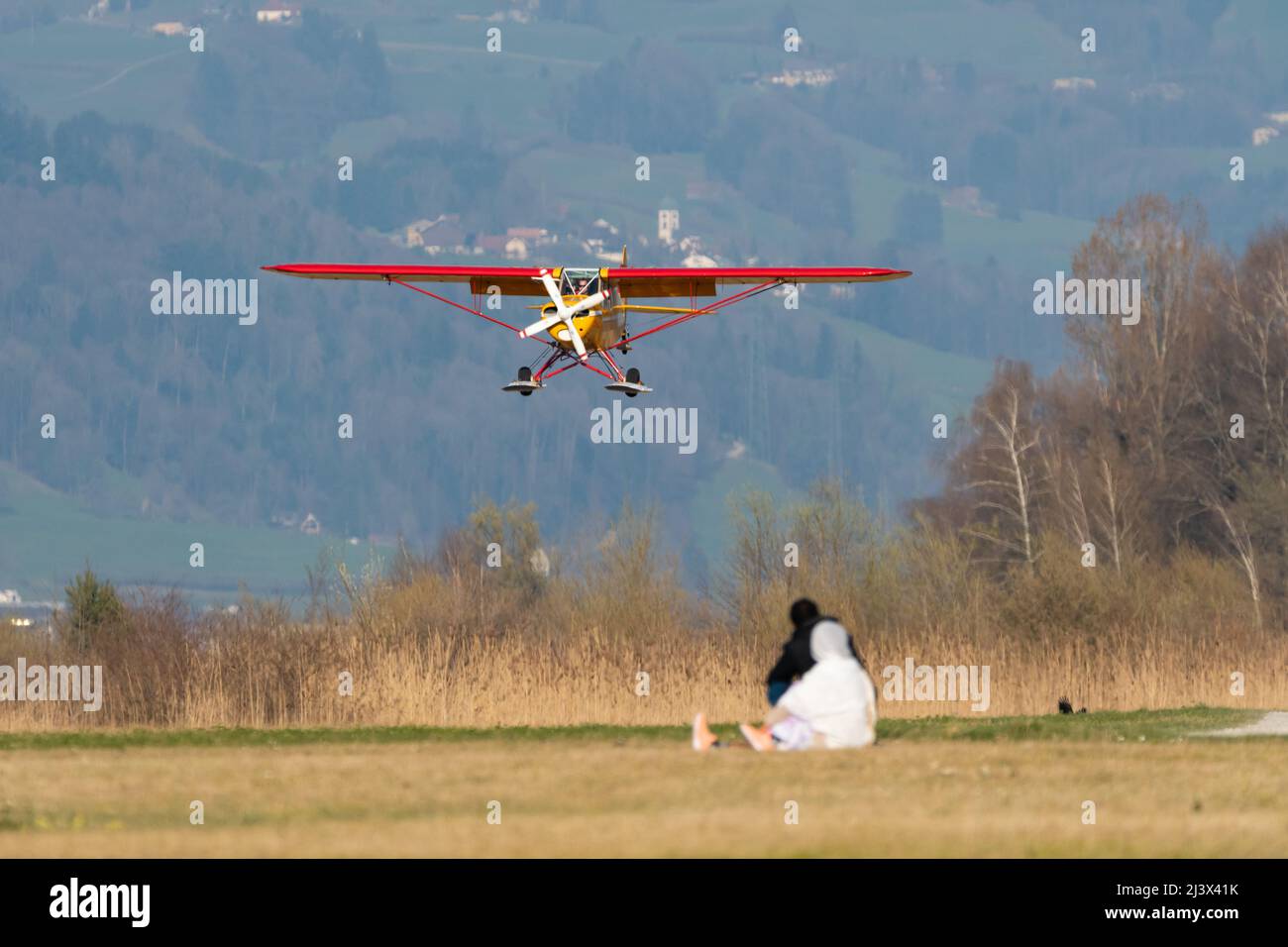 Wangen-Lachen, Svizzera, 27 marzo 2022 Piper PA18-180m l'aereo Super Cub Propeller sta atterrando su un piccolo campo aereo Foto Stock