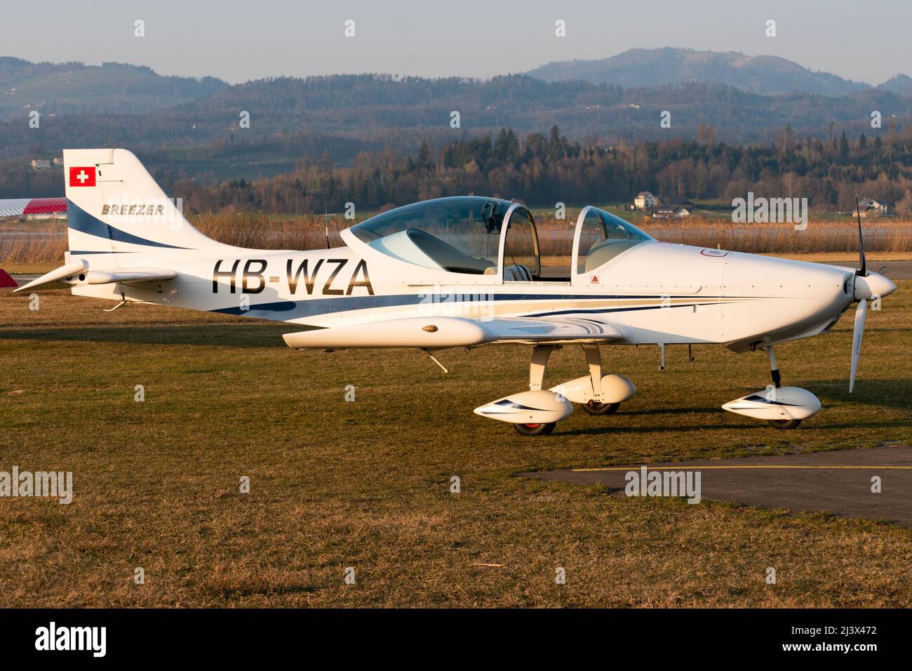 Wangen-Lachen, Svizzera, 27 marzo 2022 Breezer B600 aereo a propulsione sul parcheggio in erba di un piccolo aeroporto Foto Stock