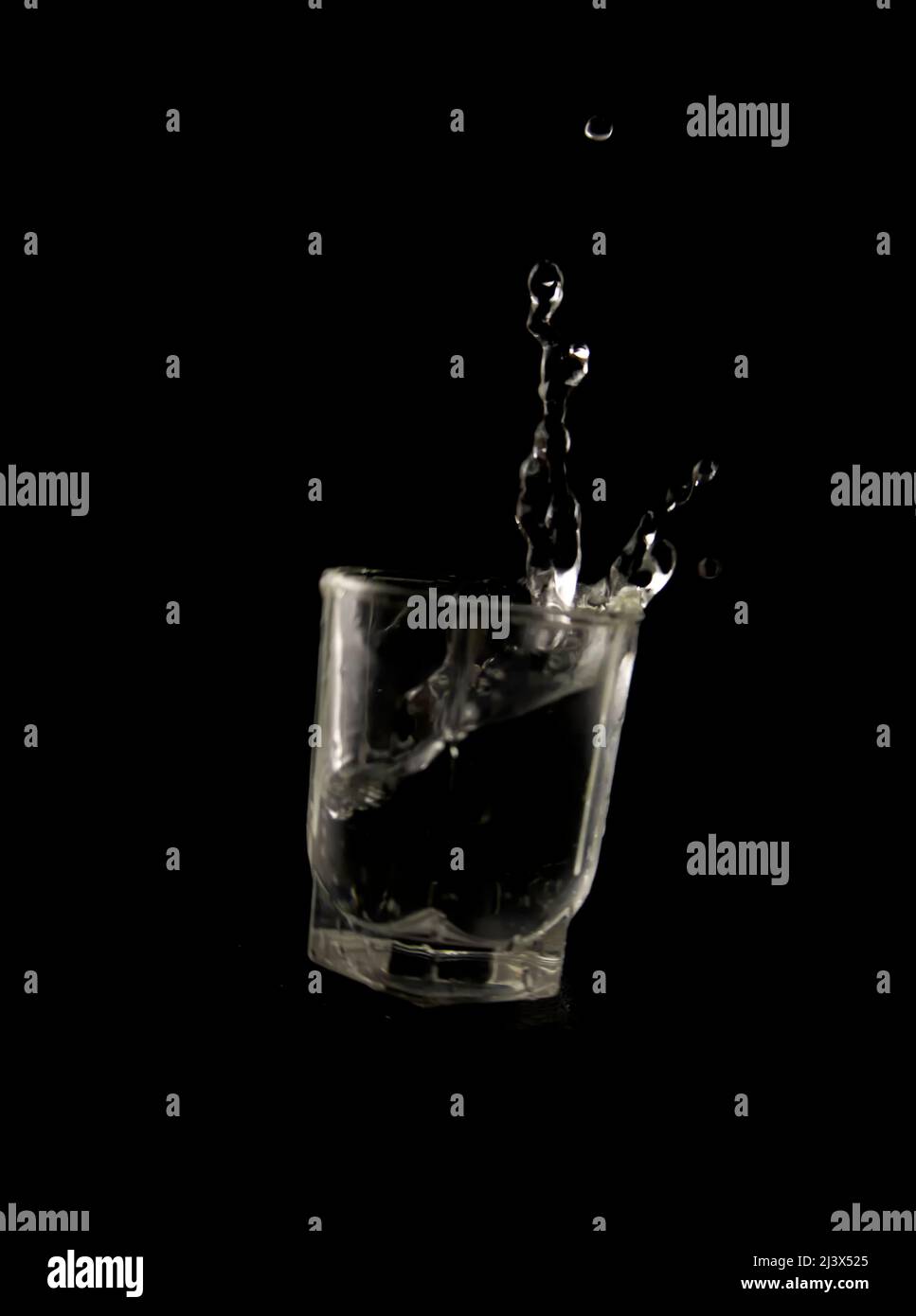 Bicchiere con gocce d'acqua su sfondo nero Foto Stock