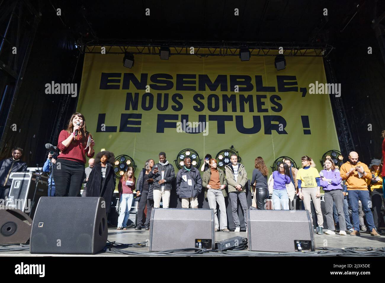 Parigi, Francia. 9th Apr 2022. Élodie NACE, del movimento cittadino Alternatiba, parla all'arrivo della marcia per il futuro a Parigi, Francia. Foto Stock