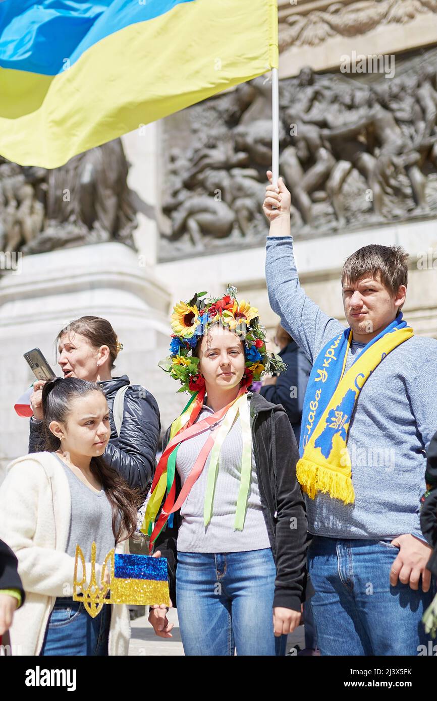 Palermo, Sicilia, Italia. 10th Apr 2022. Alla protesta di piazza Vittorio Veneto partecipano studenti e rappresentanti della Scuola superiore Galileo Galilei, cittadino ucraino e Viktoriya Prokopovych, delegato del Consolato ucraino e presidente dell'Associazione Forum Ucraina di Palermo. (Credit Image: © Victoria Herranz/ZUMA Press Wire) Foto Stock